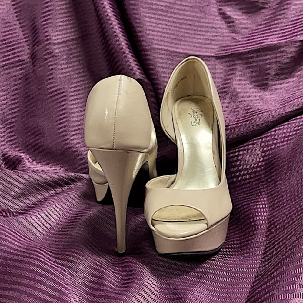 ➡️ BOGO ⬅️ CITY STREETS Cream Open Toe Platform Pumps/ Used